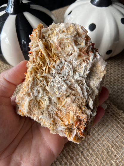 Vanadinite on Barite